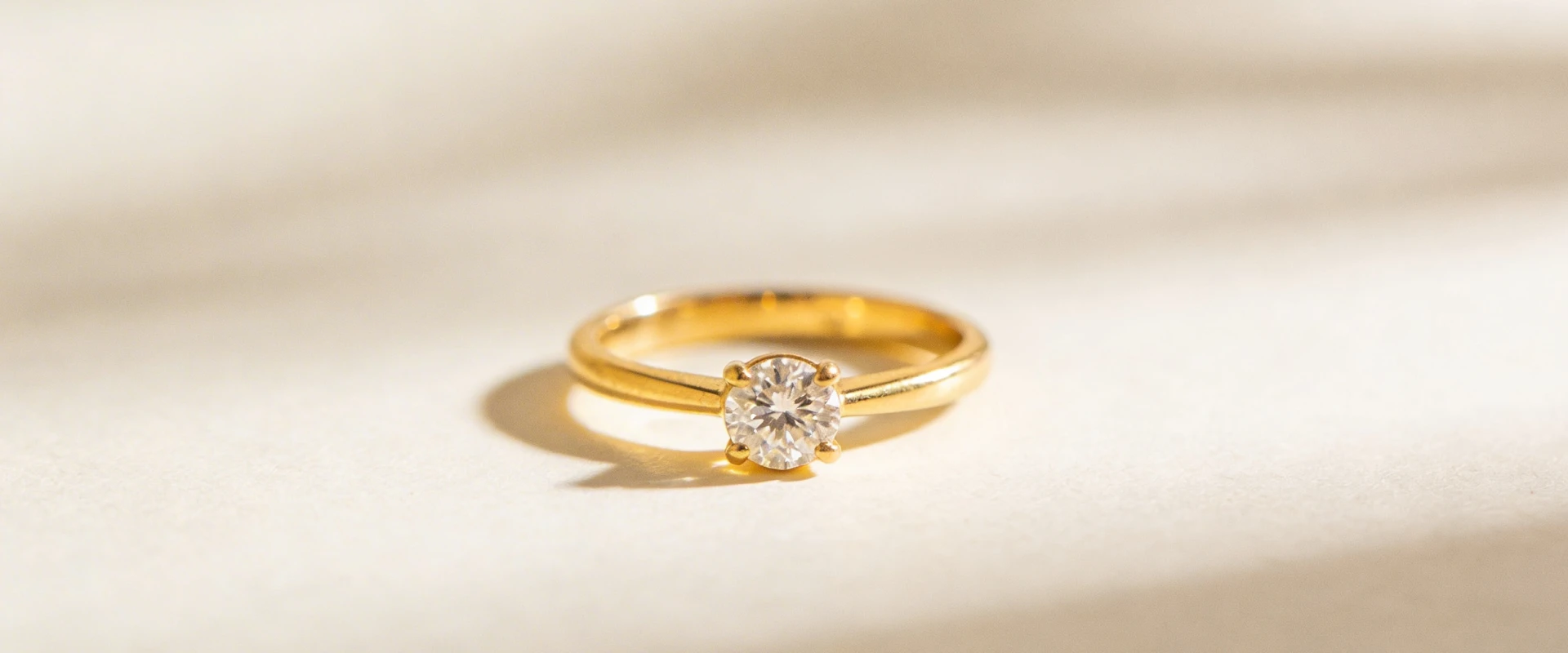 Comment choisir la bonne bague de fiançailles en or jaune ?