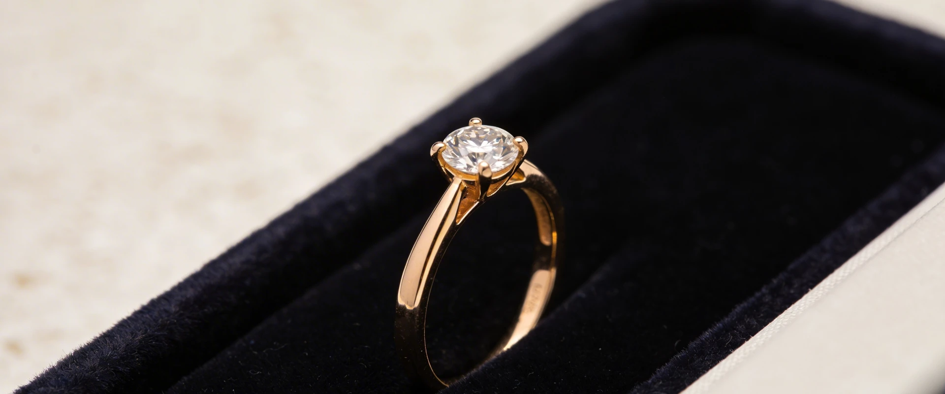 Comment choisir une bague de fiançailles en or pour sa partenaire ?