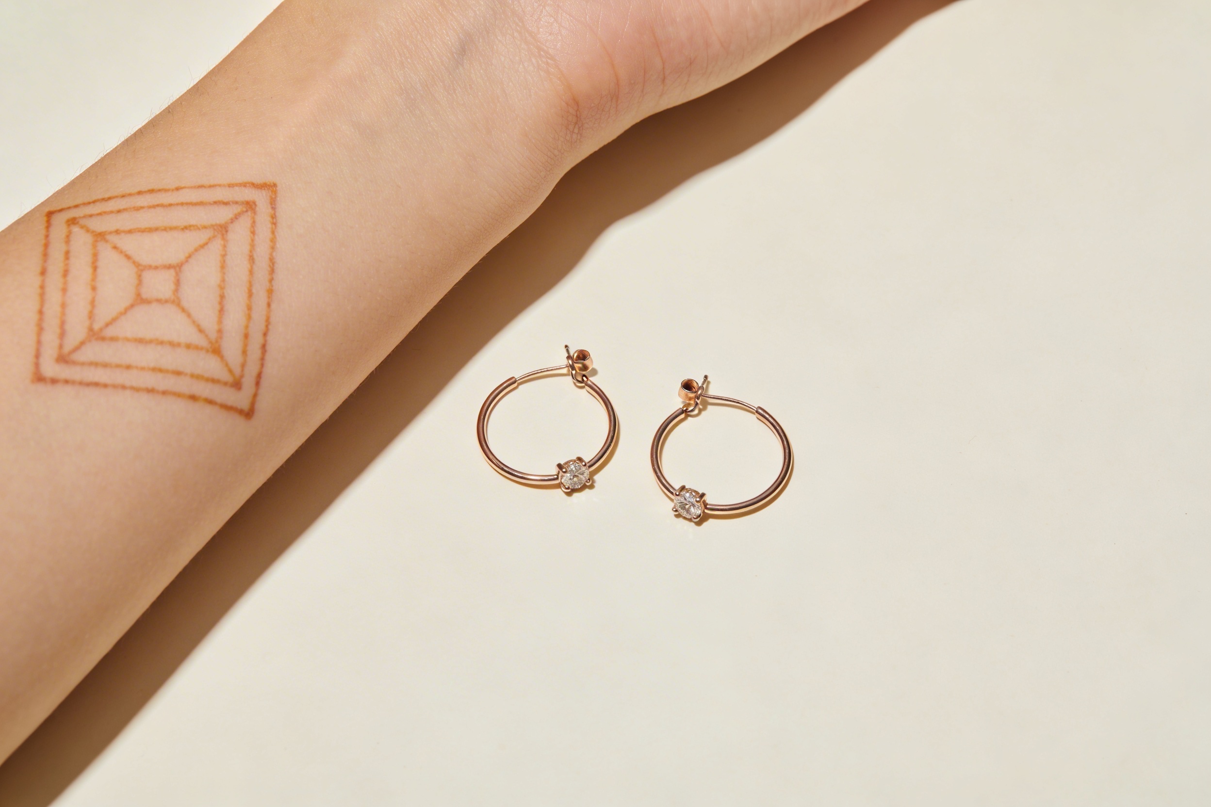Comment assortir votre piercing d'oreille avec un tatouage au bras pour l'été ?